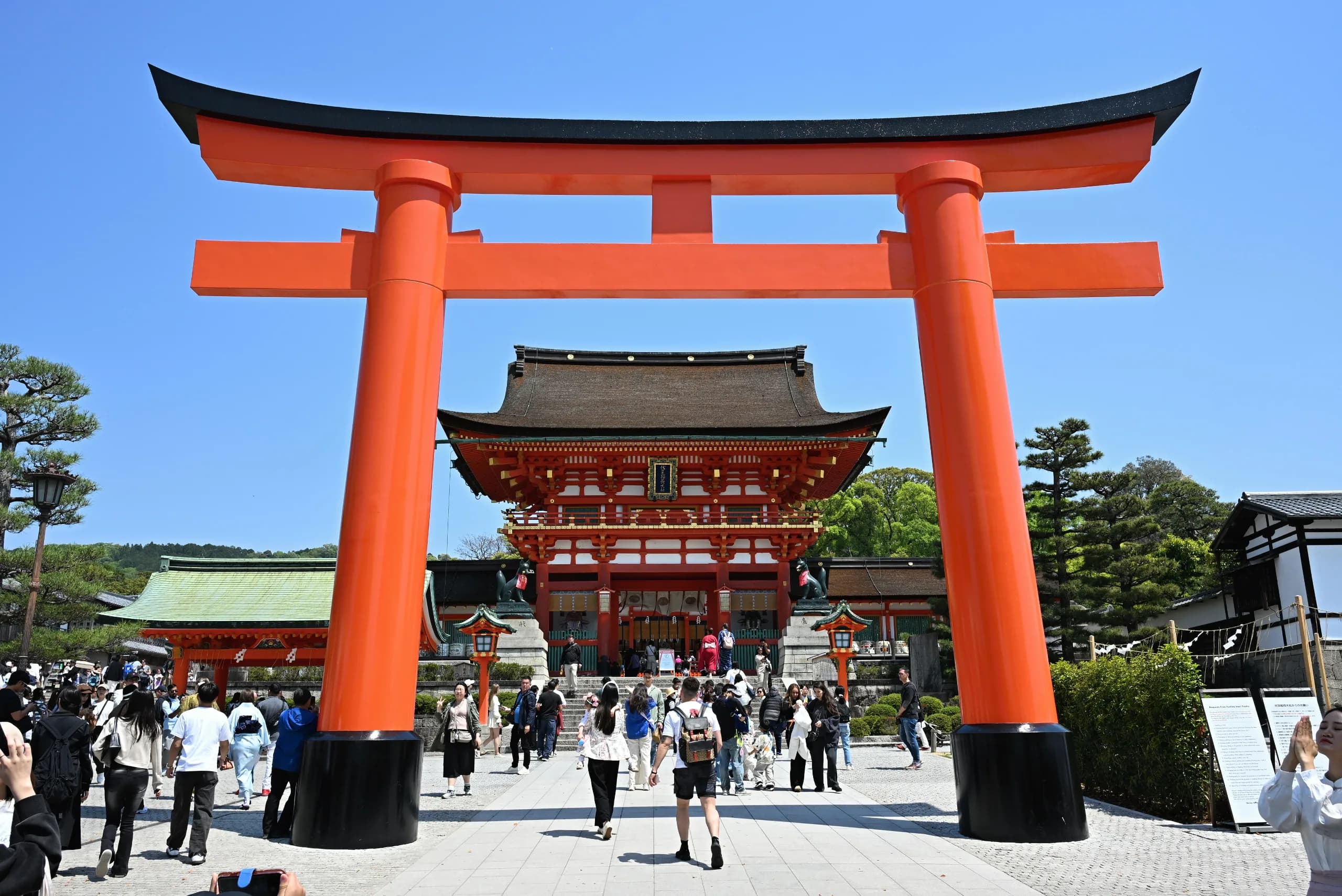 Rudé brány torii ve svatyni Fushimi Inari, Kjóto