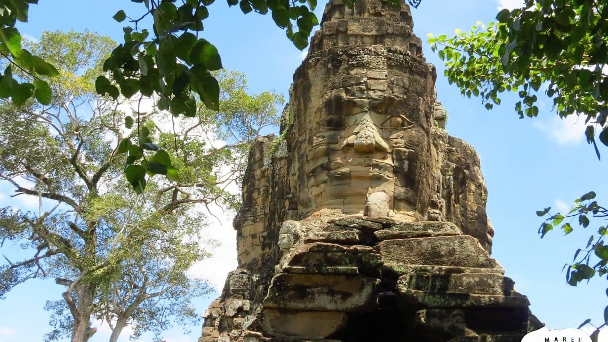 Kamenné tváře chrámu Bajon za úsvitu, Angkor, Kambodža