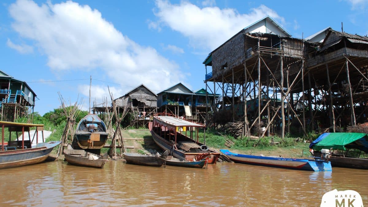 Domy na kůlech v plovoucí vesnici Kompong Phluk, jezero Tonlé Sap
